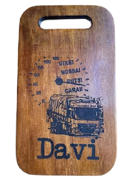 ábua de corte em madeira com gravação detalhada: velocímetro estilizado com expressões brasileiras “VIXEI”, “NOSSA!”, “PUTSI” e “CARAI!”, ilustração de caminhão Mercedes-Benz abaixo e nome Davi em letras grandes na base, unindo humor e personalização.